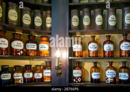 Vessels and apothecary instruments in the historic Berg Pharmacy in Clausthal-Zellerfeld. In 1674 the present Berg-Apotheke was built, one of the oldest pharmacy buildings in Germany, which houses a pharmacy without interruption. [automated translation] Stock Photo