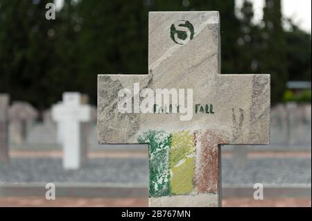 22.05.2015 Thessaloniki / Greece. The allied cemetery of Zeitenlik. The cemetery is home to 22,060 soldiers from France, Serbia, Italy, Great Britain and Russia who fell on Greek soil during the First World War. Graves in the French sector of the cemetery. The grave of a colonial soldier from Senegal. The colours of the Senegalese flag. [automated translation] Stock Photo