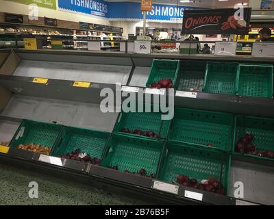 Glasgow, Scotland, 13th March 2020. Empty supermarkets shelves due to people panic buying and stockpiling foods ahead of the expected upturn in cases of Coronavirus Covid-19, in Glasgow, Scotland. Photo credit: Jeremy Sutton-Hibbert/ Ģ����ý Live News. Stock Photo