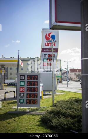 Poznan, Wielkopolska, Poland. 13th Mar, 2020. Essay on everyday life in Poznan (Poland) these days. In the picture: prices of fuel at a gas station. Credit: Dawid Tatarkiewicz/ZUMA Wire/Alamy Live News Stock Photo