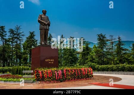 Six metre high bronze Mao Zedong statue in his birthplace of Shaoshan close to the city of Changsha. Stock Photo