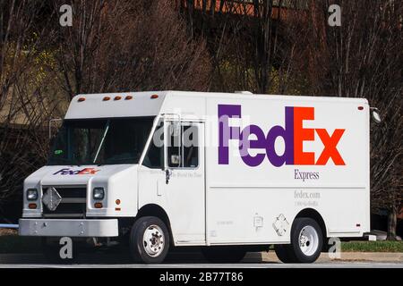 A Fed Ex (Federal Express) delivery truck Stock Photo - Alamy
