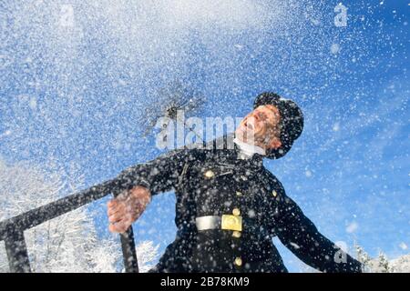 Schornsteinfeger auf dem Mountainbike im Schnee Stock Photo