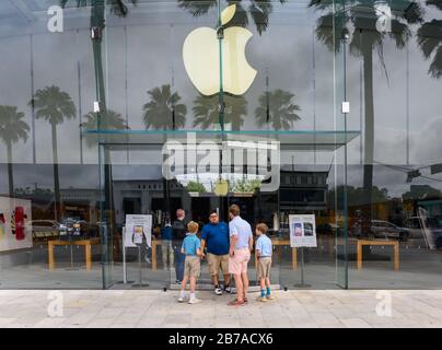 Houston, Texas, USA. 14th March 2020. View of the Apple Store in