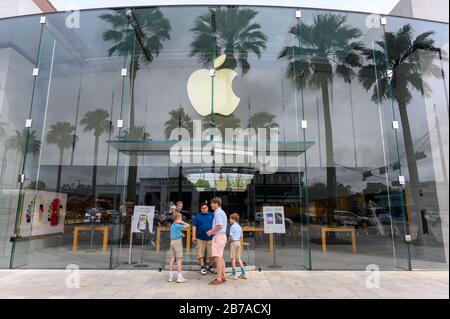 Houston, Texas, USA. 14th March 2020. View of the Apple Store in