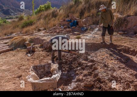 Workmen producing adobes, Otro Mundo, Quebrada de Humahuaca, Quebrada de la Conchas, Chonchas Valley, Argentina, Latin America Stock Photo