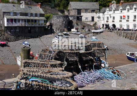 Red Lion Hotel & Lobster Pots on the Harbour Wall in the Fishing Village of Clovelly on the South West Coast Path, North Devon. England, UK. Stock Photo