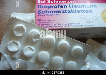 Munich, Deutschland. 15th Mar, 2020. False message about ibuprofen: The University of Vienna does not warn of interactions with the active ingredient. Thematic picture taking pills, medication, tablets. Ibuprofen painkillers, blister pack. ? SVEN SIMON Fotoagentur GmbH & Co. Press Photo KG # Prinzess-Luise-Str. 41 # 45479 M uelheim/R uhr # Tel. 0208/9413250 # Fax. 0208/9413260 # GLS Bank # BLZ 430 609 67 # Kto. 4030 025 100 # IBAN DE75 4306 0967 4030 0251 00 # BIC GENODEM1GLS # www.svensimon.net. | usage worldwide Credit: dpa/Alamy Live News Stock Photo