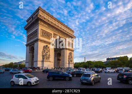 L'Arc de Triomphe in the center of the Place Charles de Gaulle, Paris, France, Europe Stock Photo