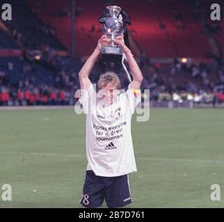 London, Grossbritannien. 10th June, 2016. firo: Fuvuball, 30.06.1996 Euro European Championship 1996 Final Germany - Czech Republic 2: 1 nV European champion award ceremony Jvºrgen Klinsmann with Trophv§e | usage worldwide Credit: dpa/Alamy Live News Stock Photo