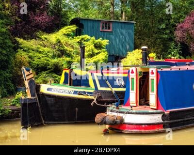 Moored Historic Narrowboats on the Oxford Canal (South), Oxfordshire,  England, UK, Britain Stock Photo