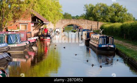 Narrowboats moored at the boatyard at Anyho on the South Oxford Canal, Oxfordshire, Anyho,  England, UK, Britain Stock Photo