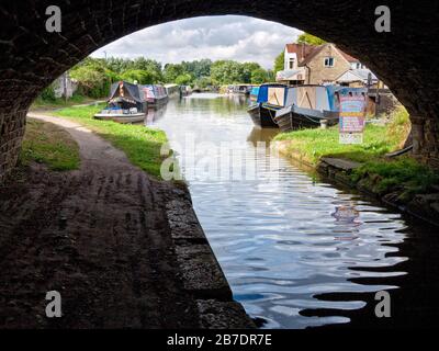 Lower Heyford Boatyard on the Oxford Canal with moored narrowboats and towpath, Stock Photo