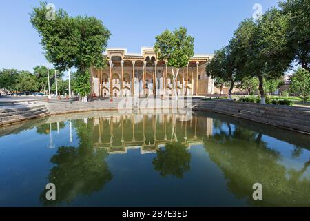 Bolo Hauz Mosque and its reflection in the pond, in Bukhara, Uzbekistan Stock Photo