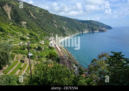 The train station of Corniglia seen from above with a view on the coastline and Manarola in the distance Stock Photo