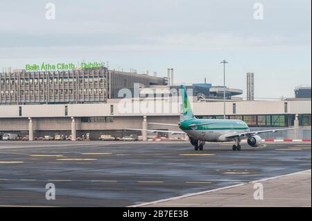 Aer Lingus A320-214 aircraft reg EI-DVE taxis at Dublin Airport, Dublin, Ireland. Stock Photo