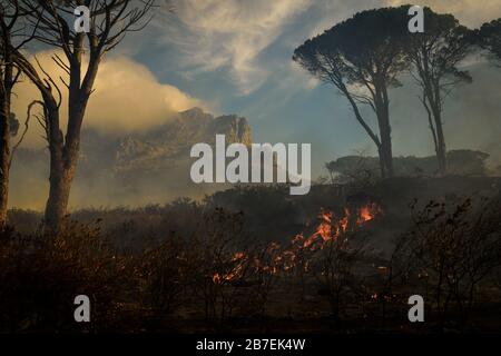 A wild fire burns on the slopes of Cape Town's Table Mountain and South Africa's iconic landmark Stock Photo