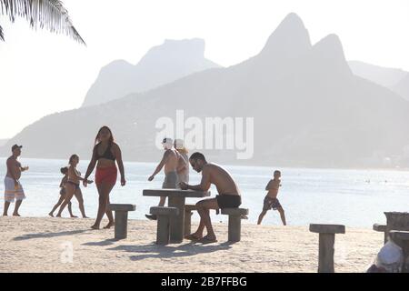 Rio De Janeiro, Rio de Janeiro, Brasil. 15th Mar, 2020. (INT).Movement at the beaches in Rio de Janeiro.March 15, 2020, Rio de Janeiro, Brazil:Movement of people at Copacabana and Ipanema beaches in Rio de Janeiro.Even with the decree banning agglomerations in the state of Rio de Janeiro because of the Corona Virus, beaches still get filled up and do not change the life of Cariocas, this Sunday afternoon (15).(Carioca is name given to someone from Rio de Janeiro).Credit:Fausta Maia/Thenews2 Credit: Fausto Maia/TheNEWS2/ZUMA Wire/Alamy Live News Stock Photo