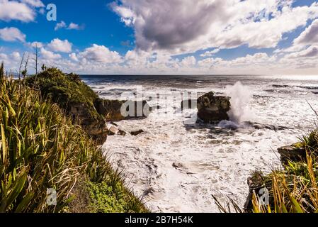 Crashing surf on the pancake rocks at Punakaiki, West Coast, New Zealand Stock Photo