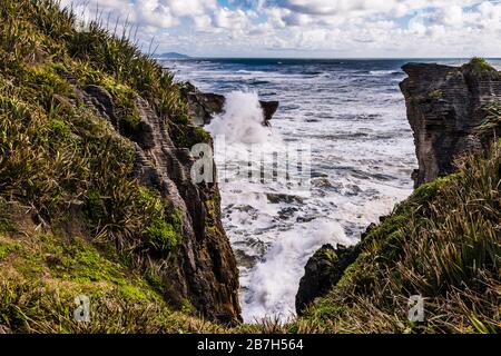 Crashing waves on the pancake rocks at Punakaiki, West Coast, New Zealand Stock Photo