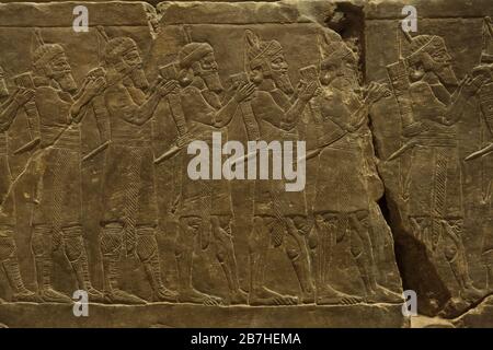 Assyrian army during the campaign of King Ashurbanipal against Elam depicted in the Assyrian relief from the King Ashurbanipal Palace in Nineveh dated from 645 BC on display in the Louvre Museum in Paris, France. Stock Photo