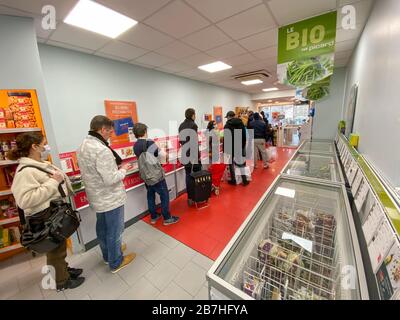 PARISIANS QUEUE FOR FOOD AT SUPERMARKET AFTER CORONAVIRUS OUTBREAK , PARIS  FRANCE Stock Photo