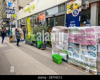 PARISIANS QUEUE FOR FOOD AT SUPERMARKET AFTER CORONAVIRUS OUTBREAK , PARIS  FRANCE Stock Photo