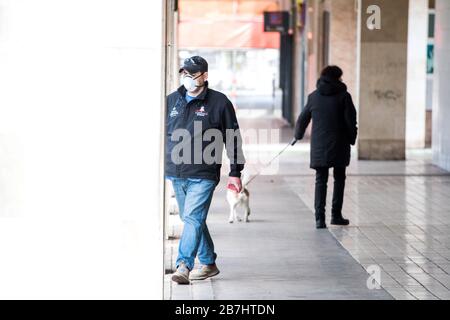 Gijon, Spain. 16th February, 2020. A man walks with protection mask on February 16, 2020 in Gijon, Spain, after Spanish government approved Spain’s state of alarm decree to confine the whole country and reduce coronavirus infections. Coronavirus COVID-19 infections in Spain increase 1.000 in a day to reach 9.190, with more than 300 deaths. ©David Gato/Alamy Live News Stock Photo