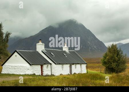 The famous climbing hut of Black Rock Cottage sits below Buachaille Etive Mor in Glencoe, Scotland Stock Photo