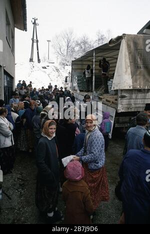 20th January 1994 During the war in central Bosnia: baby food being distributed by Feed the Children, a little north of Lisac. Stock Photo