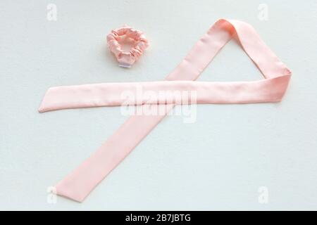 Seta rosa Scroccante isolato su sfondo bianco. Acconciatura di capelli  colorati elastici, Bobble Scrunchie Hairband. Immagine quadrata Foto stock  - Alamy