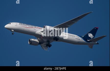 16th March 2020, London, UK. Aeromexico Boeing 787 Dreamliner on approach to Heathrow, arriving from Mexico City during escalation of COVID-19 Coronavirus in Europe. Credit: Malcolm Park/Alamy. Stock Photo