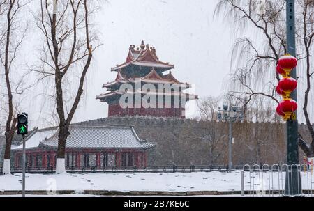 The view of the very first snow of year of rat covering the Forbidden City, Beijing, China, 2 February 2020. *** Local Caption *** fachaoshi Stock Photo