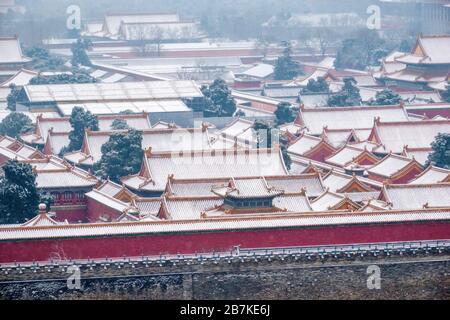 The view of the very first snow of year of rat covering the Forbidden City, Beijing, China, 2 February 2020. *** Local Caption *** fachaoshi Stock Photo