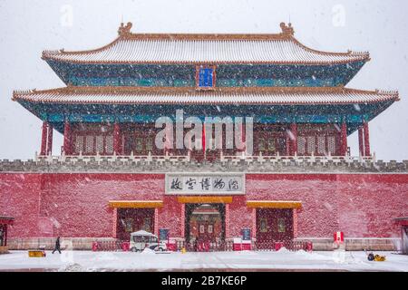 The view of the very first snow of year of rat covering the Forbidden City, Beijing, China, 2 February 2020. *** Local Caption *** fachaoshi Stock Photo