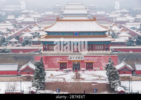 The view of the very first snow of year of rat covering the Forbidden City, Beijing, China, 2 February 2020. *** Local Caption *** fachaoshi Stock Photo