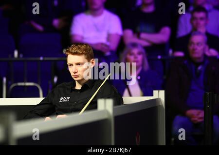 Simon Lichtenberg of Germany considers a shot to Ryan Day of Wales at the first round of 2020 Welsh Open in Cardiff, the United Kingdom, 10 February 2 Stock Photo