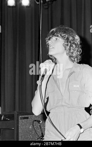 Thomas Tommi Ohrner, ehemaliger deutscher Kinderstar, Schauspieler und Sänger, singt bei einem Auftritt in Hamburg, Deutschland um 1980. Former child star, actor and singer Thomas Tommi Ohrner performing at Hamburg, Germany around 1980. Stock Photo