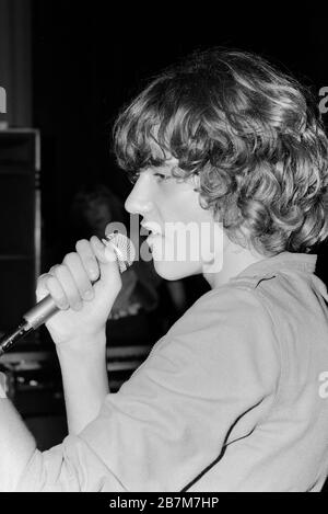 Thomas Tommi Ohrner, ehemaliger deutscher Kinderstar, Schauspieler und Sänger, singt bei einem Auftritt in Hamburg, Deutschland um 1980. Former child star, actor and singer Thomas Tommi Ohrner performing at Hamburg, Germany around 1980. Stock Photo