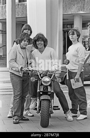 Thomas Tommi Ohrner, ehemaliger deutscher Kinderstar, Schauspieler und Sänger, mit Fans in Hamburg, Deutschland um 1980. Former child star, actor and singer Thomas Tommi Ohrner and fans at Hamburg, Germany around 1980. Stock Photo