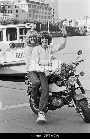 Thomas Tommi Ohrner, ehemaliger deutscher Kinderstar, Schauspieler und Sänger, mit Mutter Evelin Bey in Hamburg, Deutschland um 1980. Former child star, actor and singer Thomas Tommi Ohrner with his mother Evelin Bey at Hamburg, Germany around 1980. Stock Photo