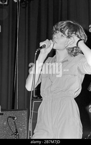 Thomas Tommi Ohrner, ehemaliger deutscher Kinderstar, Schauspieler und Sänger, singt bei einem Auftritt in Hamburg, Deutschland um 1980. Former child star, actor and singer Thomas Tommi Ohrner performing at Hamburg, Germany around 1980. Stock Photo