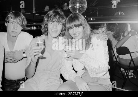 Thomas Tommi Ohrner, ehemaliger deutscher Kinderstar, Schauspieler und Sänger, mit Fans in Hamburg, Deutschland um 1980. Former child star, actor and singer Thomas Tommi Ohrner and fans at Hamburg, Germany around 1980. Stock Photo