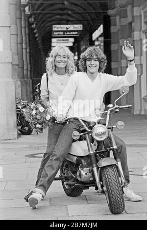 Thomas Tommi Ohrner, ehemaliger deutscher Kinderstar, Schauspieler und Sänger, mit Mutter Evelin Bey in Hamburg, Deutschland um 1980. Former child star, actor and singer Thomas Tommi Ohrner with his mother Evelin Bey at Hamburg, Germany around 1980. Stock Photo