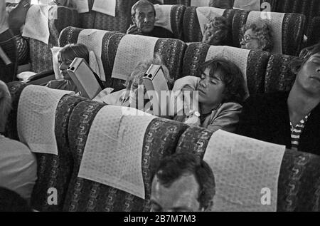 Thomas Tommi Ohrner, ehemaliger deutscher Kinderstar, Schauspieler und Sänger, im Urlaubsflieger, um 1980. Former child star, actor and singer Thomas Tommi Ohrner on vacation, around 1980. Stock Photo