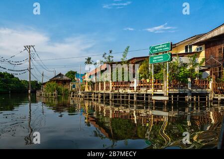 Houses on the Khlong Mon river in Bangkok, Thailand Stock Photo