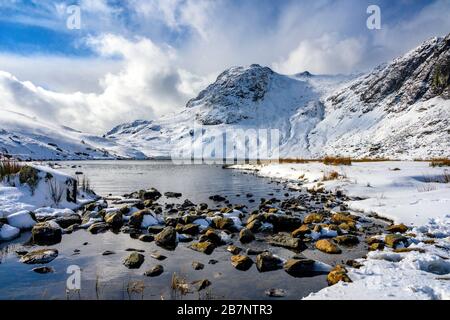 Snow on the Langdale Pikes and Stickle Tarn in the Lake District national park, Cumbria, UK Stock Photo