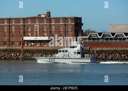 Patrol vessel P272 HMS Smiter leaving Portsmouth harbour at speed. Stock Photo