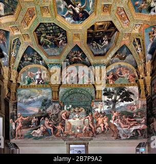 'Banquet of the gods' in the 'Chamber of Cupid and Psyche'. Fresco by Giulio Romano and helpers (16th century) inside Palazzo Te, Mantua, Lombardy, It Stock Photo