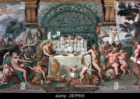 'Banquet of the gods' in the 'Chamber of Cupid and Psyche'. Fresco by Giulio Romano and helpers (16th century) inside Palazzo Te, Mantua, Lombardy, It Stock Photo